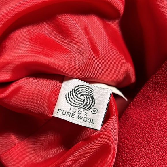 EVAN PICONE 2piece suit. Size 16, 💯 % wool. Red with black velvet trim. - Picture 10 of 15